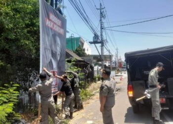 Satpol PP Sukoharjo Bersihkan White Area dari APK Partai Politik