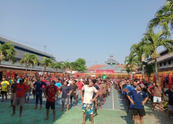 Warga Binaan Rutan Ponorogo melakukan senam pagi, di halaman Rutan Ponorogo, Rabu (4/10/2023).