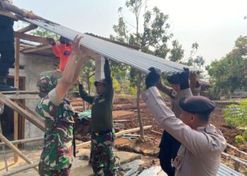 Kapolres Sukoharjo Pimpin Penanganan Korban Angin Puting Beliung di Desa Kamal