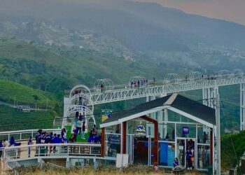 Jembatan Kaca Kemuning Sky Hills, Sensasi Berjalan di Atas Awan