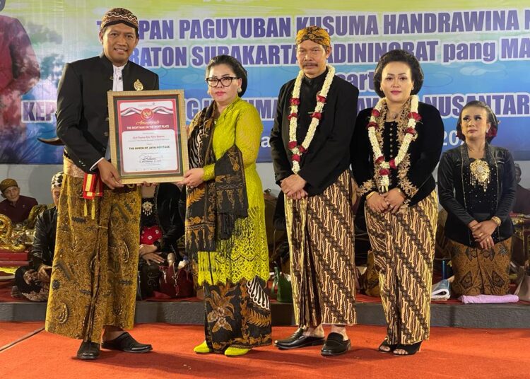 GKR Pakoe Boewono Terima Penghargaan “The Queen of Java Heritage” di Ulang Tahun ke-13 Lensaindonesia.com