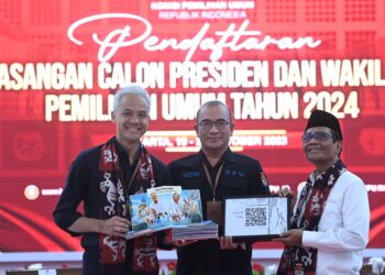 Ganjar Pranowo-Mahfud MD Resmi Mendaftar ke KPU