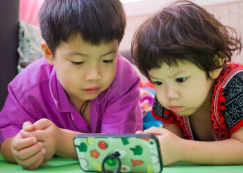 Ilustrasi anak memakai ponsel. Foto: Shutter Stock