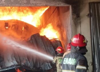 Pabrik Tripleks di Desa Genengsari, Kecamatan Polokarto, Sukoharjo, Terbakar