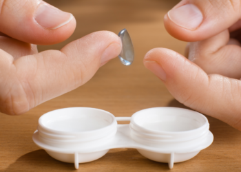 Awas! Ini 10 Kesalahan Memakai Softlens yang Bisa Bikin Mata Iritasi