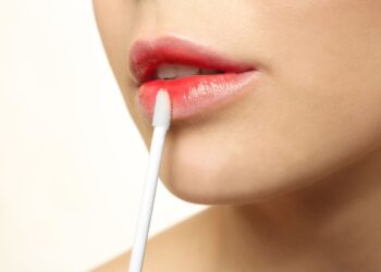 Bibir Tebal Tak Lagi Masalah, Yuk Coba Teknik Ombre Lips