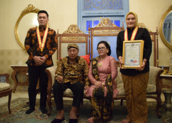 Diserahkan Langsung oleh PB XIII, Wakil Walikota Madiun Inda Raya Terima Gelar Kebangsawanan Kraton Surakarta
