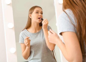 6 Trik Menggunakan Lipstik untuk Mempercantik Bentuk Bibir