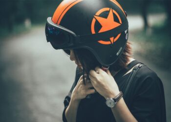 Helm Bau Apek? Jangan Panik, Cukup Dibersihkan dengan Cara Ini!