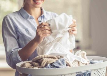 Tips Lengkap Merawat Pakaian Berbahan Sutra, Dijamin Awet!