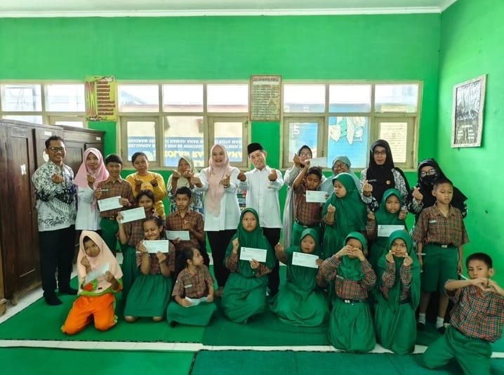 Inda Raya Dukung Baznas Beri Bantuan 25 ABK di SDN 02 Winongo