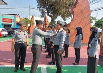 Karutan Ponorogo Cek Atribut Pegawai Sesuai Permenkumham Baru