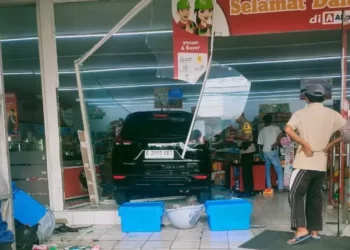 Sopir Xpander Salah Injak Pedal, Tabrak Dua Motor dan Masuk Minimarket di Sukoharjo
