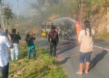 Elf Terbakar di Jalur Wisata Sarangan, 19 Wisatawan Selamat
