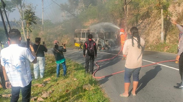 Elf Terbakar di Jalur Wisata Sarangan, 19 Wisatawan Selamat