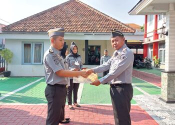 Dua Pegawai Rutan Ponorogo Raih Penghargaan dari Karutan, Ini Alasannya