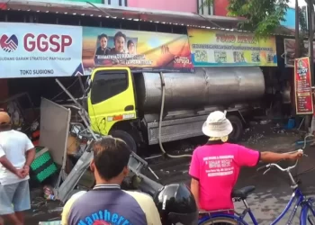 Truk Tangki Air Seruduk Pedagang Pasar Paron, 5 Orang Terluka
