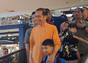 Jokowi Habiskan Libur Akhir Tahun di Solo, Jalan-Jalan Bareng Cucu di Mall