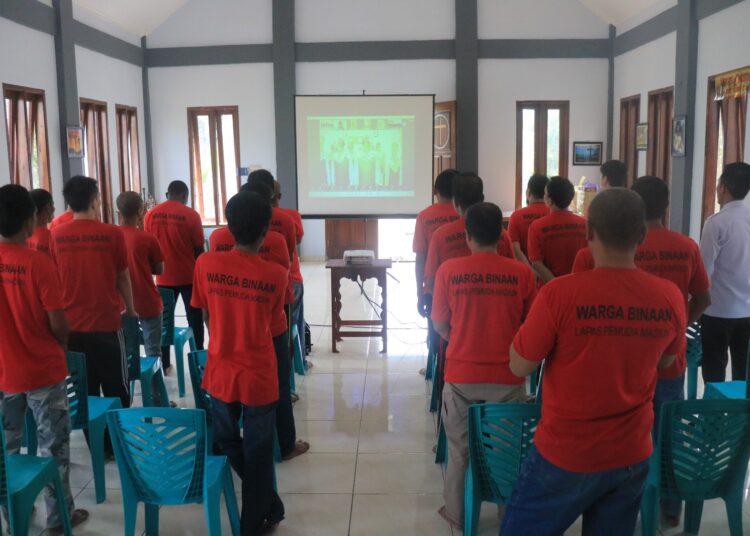 Warga Binaan Lapas Pemuda Madiun Ikuti Ibadah Menyambut Hari Natal Secara Virtual