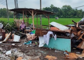 Angin Puting Beliung Terjang 3 Rumah Hingga Rusak Parah