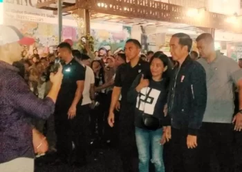 Presiden Jokowi Hadiri Car Free Night Solo, Foto Bersama Warga dan Bagi-Bagi Kaos