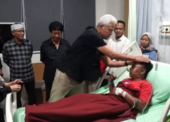 Ganjar Pranowo Kunjungi Korban Pengeroyokan oleh Oknum TNI di Boyolali