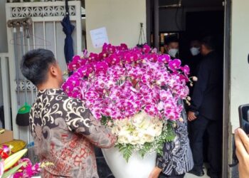 Presiden Jokowi Kirim Karangan Bunga di Ulang Tahun Megawati yang Ke-77