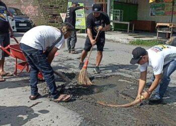 Lama Menunggu Pemerintah Turun Tangan, Warga Colomadu Gotong Royong Aspal Jalan