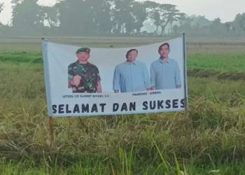Dandim Sukoharjo Serahkan Foto APK Bergambar Dirinya ke Gakkumdu
