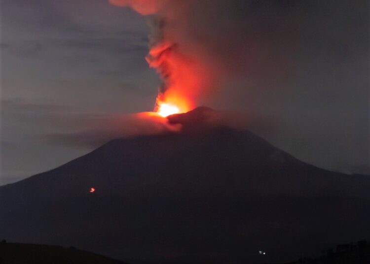 Gunung Lewotobi Laki-Laki Erupsi, Lava Pijar Menyulut Malam di Flores Timur