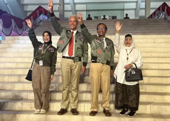 Tampil Beda, Ganjar-Mahfud Kenakan Jaket Bomber ala Top Gun