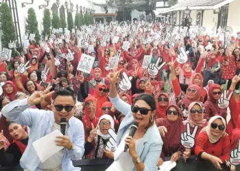 Ratusan Ibu-Ibu Berdaster Merah Deklarasikan Dukungan untuk Prabowo-Gibran