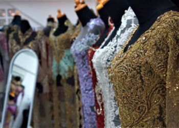 Tren Kebaya 2024: Busana Tradisional Indonesia Tetap Bergaya