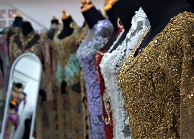 Tren Kebaya 2024: Busana Tradisional Indonesia Tetap Bergaya