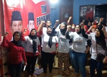 Puluhan Simpatisan PDIP Sangkrah Pasar Kliwon Deklarasi Dukung Prabowo-Gibran