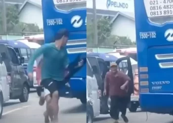 Selalu Waspada Ketika Terjebak Macet, Kalau Tidak Ingin Bernasib Sial Seperti Sopir Ini