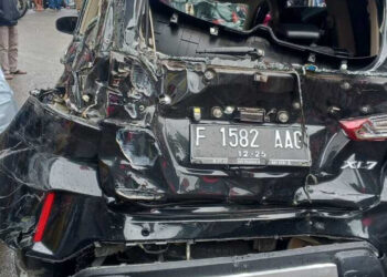 Kondisi kendaraan ringsek setelah mengalami kecelakaan beruntun di Jalan Raya Puncak Km 85, Tugu Selatan, Cisarua, Kabupaten Bogor, Jawa Barat, yang melibatkan sembilan kendaraan.