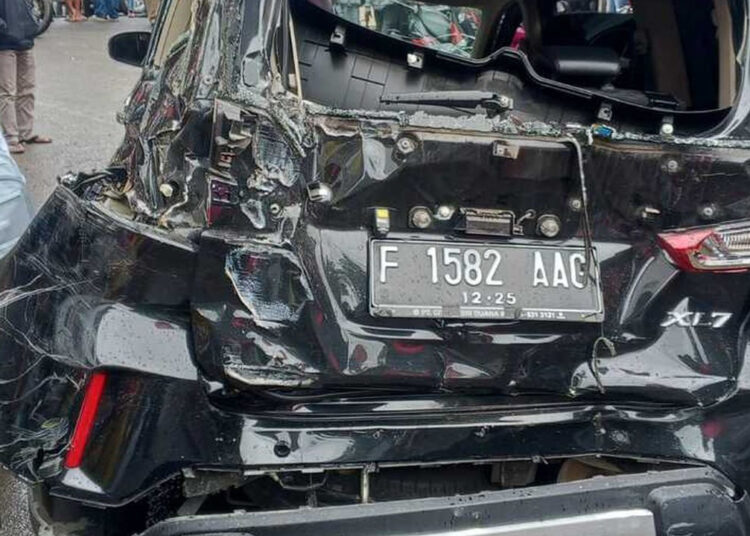 Kondisi kendaraan ringsek setelah mengalami kecelakaan beruntun di Jalan Raya Puncak Km 85, Tugu Selatan, Cisarua, Kabupaten Bogor, Jawa Barat, yang melibatkan sembilan kendaraan.