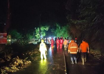 Ngeri! Longsor di Jalan Masuk Telaga Sarangan, Anak 7 Tahun Luka Parah