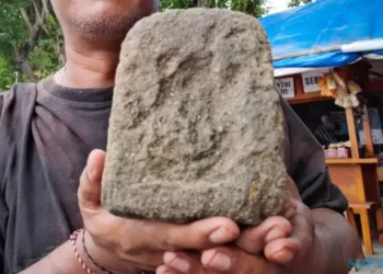 Anggota Brandal Sukowati Sragen, Temukan Batu Bersejarah Saat Memancing