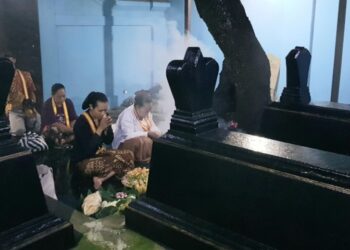 Pungkasi Tradisi Sadranan, Abdi Dalem Kraton Surakarta Lakukan Ziarah di Makam Ki Gedhe Sala, Ini Alasannya