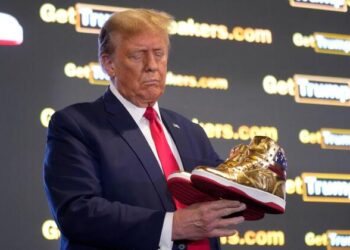 Mantan Presiden AS Donald Trump Launching Sneaker di Con Philadelphia