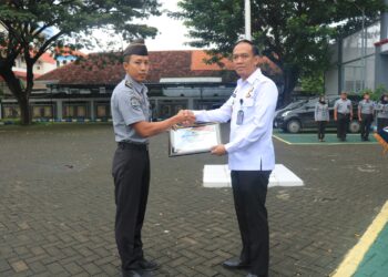 Kalapas Pemuda Madiun Berikan Piagam Pegawai Teladan dan Apresiasi Jalannya Pemilu 2024