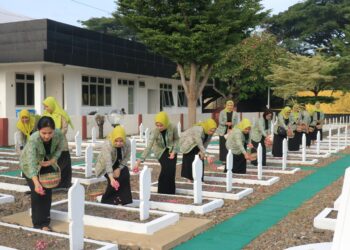 Paguyupan Ibu-Ibu Lapas Pemuda Madiun Rayakan HUT ke-20 PIPAS dengan Tabur Bunga