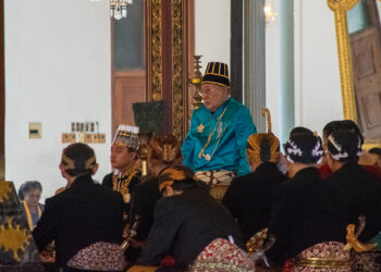 SISKS Pakoe Boewono XIII (PB XIII) duduk di dampar kencana, dalam Tingalan Dalem Jumenengan