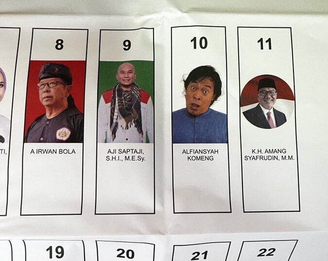 Foto Surat Suara Komeng Viral di X