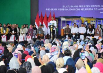 Jokowi Bagikan Kisah Perjuangan Bisnis saat Hadiri Acara Penerima Program Kredit Mekaar di Bekasi