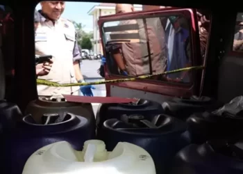 Timbun Pertalite Ratusan Liter, Tersangka Tertangkap Tangan Sedang Sedot BBM dari Tangki Mobil