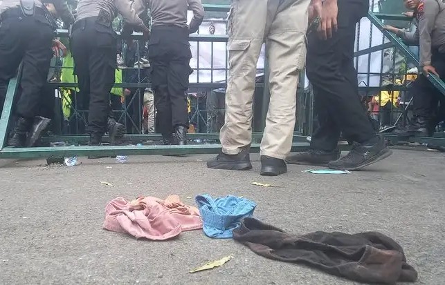 Hujan Celana Dalam Warnai Demo Mahasiswa di DPRD Jateng