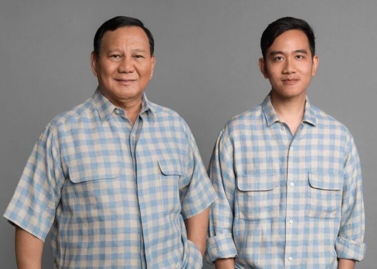 Baju Kotak-Kotak Biru Prabowo Subianto dan Gibran Rakabuming Raka Jadi Sorotan Warganet